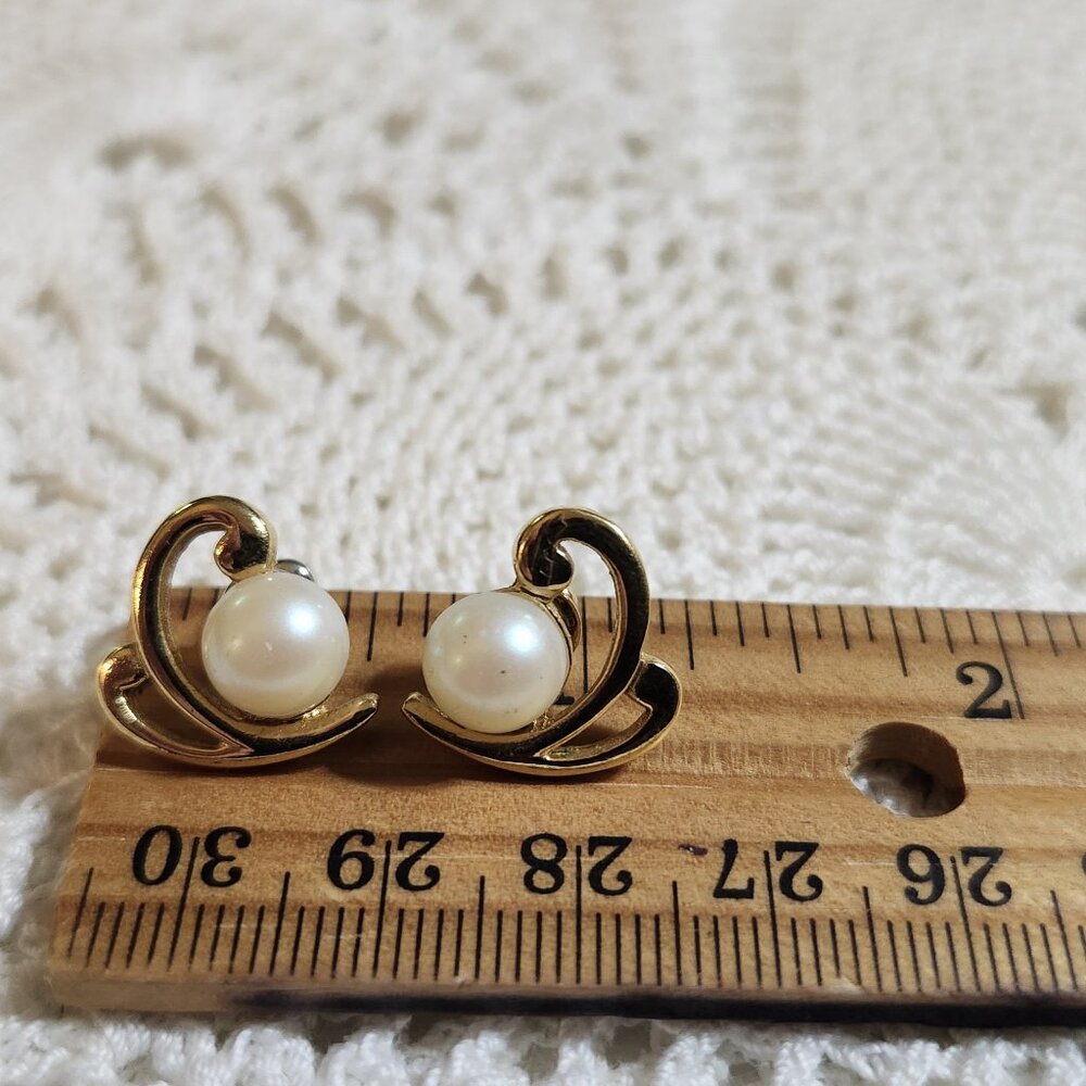 Small swirl pearl earrings